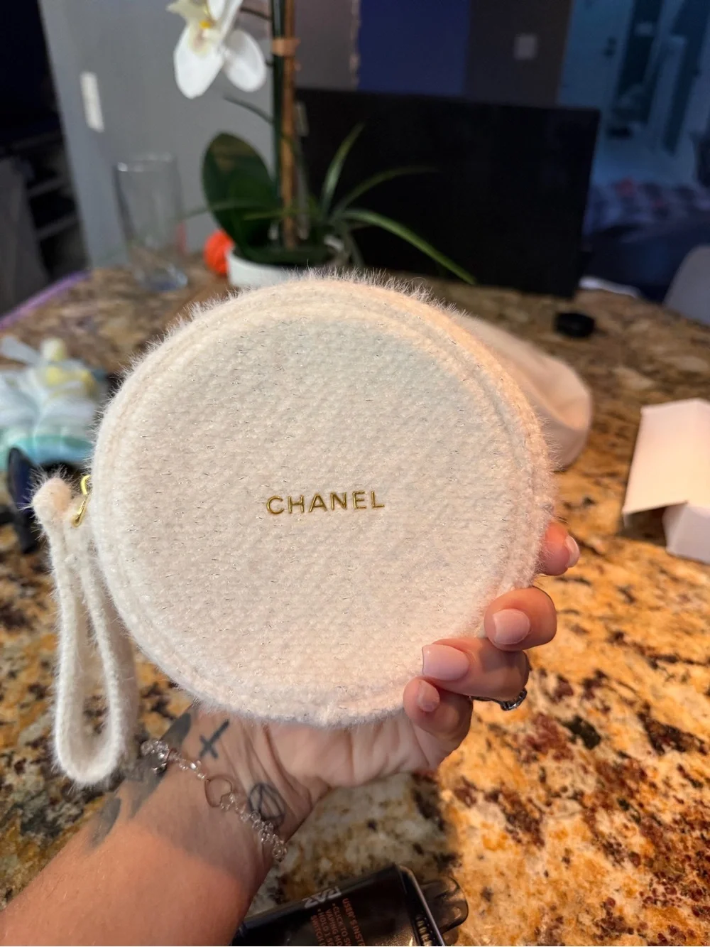 CHANEL Cream Wool Round Coin Pouch with Gold Logo - Picture 2 of 9